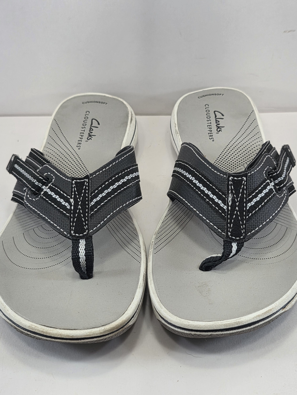Clarks Cloudsteppers Women’s 7 Black Thong Sandals Cushion Soft Comfort